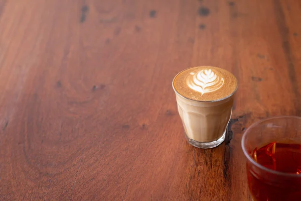 Piccolo Latte Arte Vidro Pequeno Com Chá Quente Mesa Madeira — Fotografia de Stock