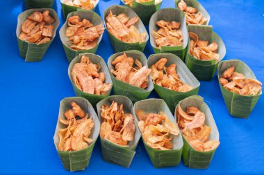 Muz cipsleri doğa yaprağı kabında..