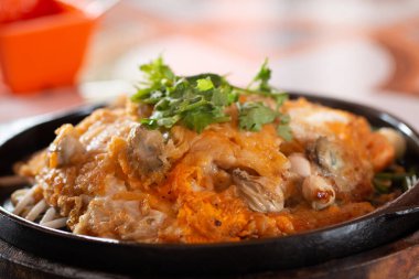 Sıcak Pan 'da istiridye omleti.