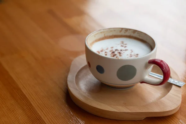 Ένα Φλιτζάνι Καφέ Latte Ξύλινο Γραφείο Χαλαρώνοντας Χρόνο Διάλειμμα Του — Φωτογραφία Αρχείου