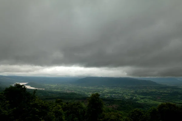 Coudy Oscuro Día Con Niebla Las Montañas —  Fotos de Stock