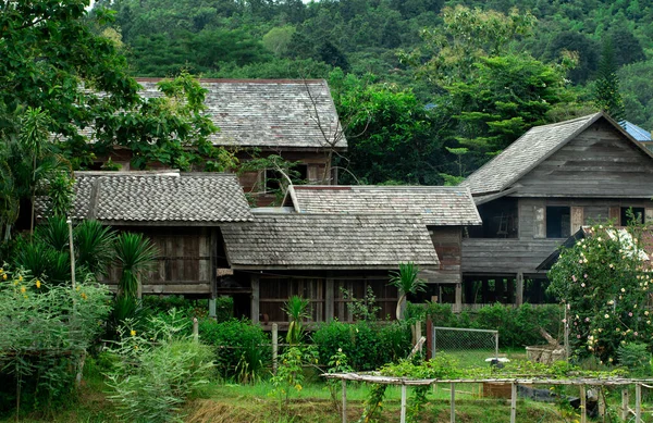 Vintage Casa Legno Periferia Thailandia Con Verde Foresta Naturale — Foto Stock