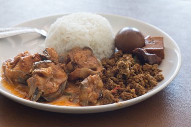 Yumurtalı pilav, kahverengi soslu domuz eti ve körili balık..