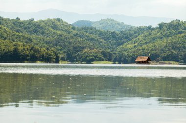 Rezervuar dağı manzaralı yüzen ev, Tayland 'ın Loei şehrindeki 