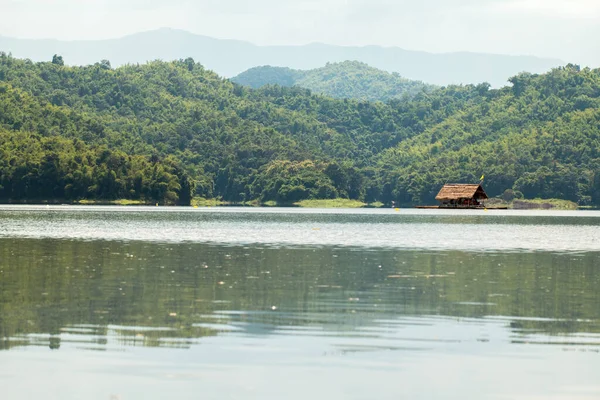 Casa Flotante Con Hermosas Vistas Montaña Del Embalse Naam Marn — Foto de Stock