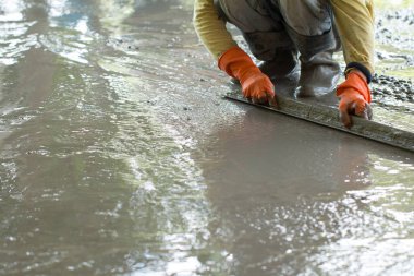 İnşaat işçisi beton döşeme döşüyor, inşaat işçileri ile inşaat, ev inşa konsepti..