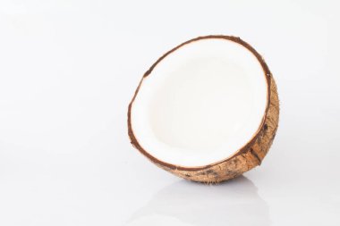 Beyaz arkaplanda hindistan cevizini kapat.