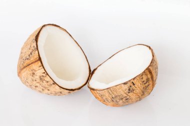 Beyaz arkaplanda hindistan cevizini kapat.