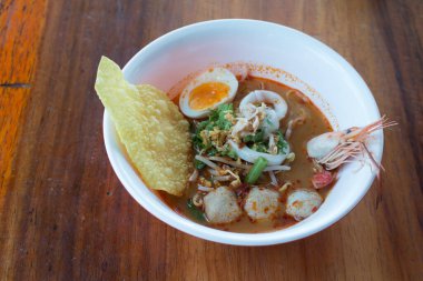 Baharatlı çorbalı deniz ürünleri eriştesi..