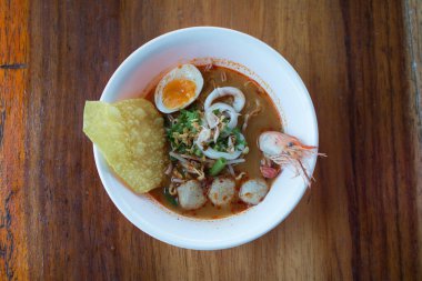 Baharatlı çorbalı deniz ürünleri eriştesi..