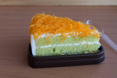 Yumurta sarısından altın iplikli sünger keki..