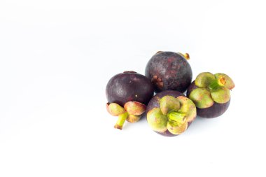 Beyaz arka planda izole edilmiş Mangosteen yakın çekim.
