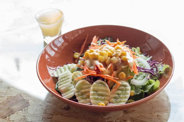Ένα Μπολ Σαλάτα Υγιεινό Φαγητό Στο Ξύλινο Τραπέζι Σπιτικό Υγιεινό — Φωτογραφία Αρχείου