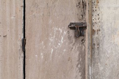 Ahşap kapının eski paslı sapı..