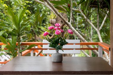 Bahçe güvertesinde yemek masası..