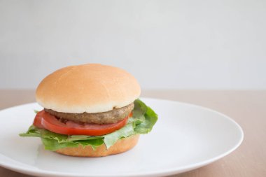 Hamberger 'a yakın, yemek katında ahşap masaya konan abur cubur..