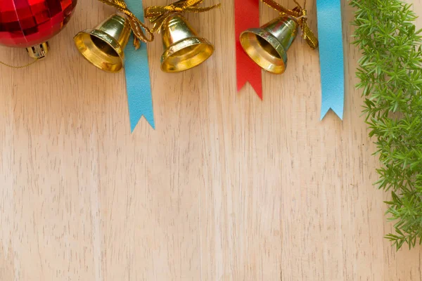 Bordo Legno Con Albero Natale Decorato Ornamenti Colorati Design Copyspace — Foto Stock