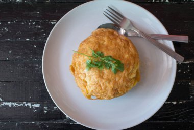 Omletli pilav, ahşap masada Tayland omleti pilavı..