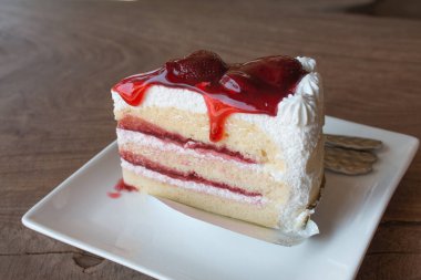 Çilekli pastaya yaklaş..