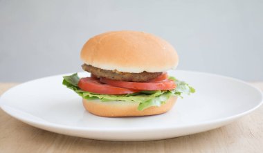 Hamberger 'a yakın, yemek katında ahşap masaya konan abur cubur..