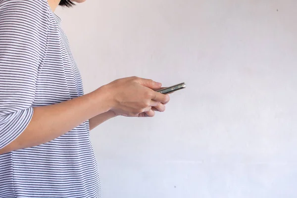 Una Mujer Está Utilizando Imagen Concepto Negocio Marketing Eléctrico Smartphone — Foto de Stock
