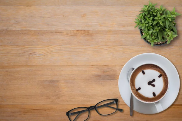 Draufsicht Auf Den Schreibtisch Mit Gläsern Kaffee Und Kakteen — Stockfoto