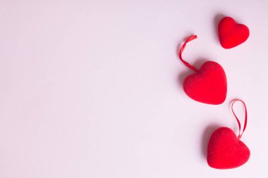 Sevgililer Günü konsepti, kırmızı kalp tebrik kartı için pembe arka plan tasarımı..
