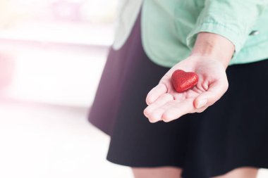 Kadın elinde dekoratif kalp, Sevgililer Günü konsepti.