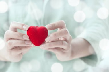 Kadın elinde dekoratif kalp, Sevgililer Günü konsepti.