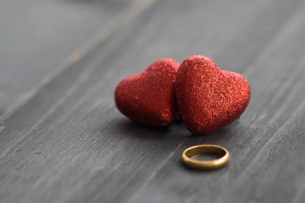 Concetto San Valentino Rosso Decorare Cuore Con Anello Oro Sfondo — Foto Stock