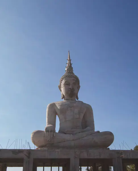 Boeddha Standbeeld Gebouw Buiten Thailand Tempel Blauwe Hemel Achtergrond — Stockfoto