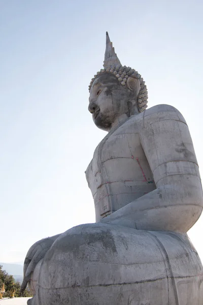 Boeddha Standbeeld Gebouw Buiten Thailand Tempel Blauwe Hemel Achtergrond — Stockfoto