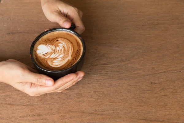 Mano Mujer Sostiene Arte Piccolo Latte Una Taza Que Corona — Foto de Stock