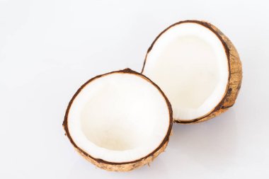 Beyaz arkaplanda hindistan cevizini kapat.