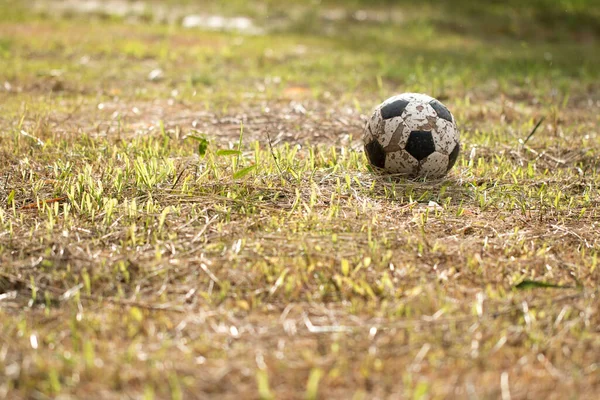 Старый Футбольный Мяч Траве Хуже Плохое Футбольное Поле Сельской Местности — стоковое фото