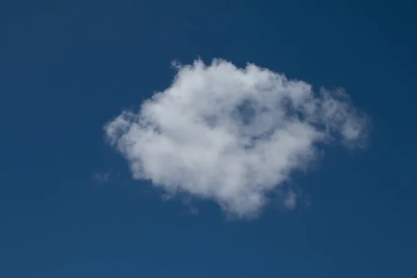 Blauer Himmel Mit Wolkenhintergrund Bietet Platz Für Text Oder Produkt — Stockfoto