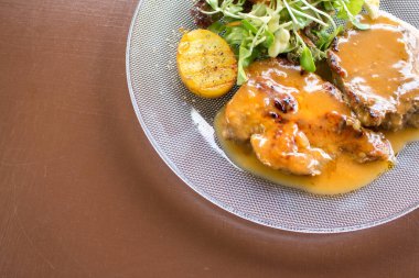 Izgara biftek, domuz eti ve salça soslu sebze..