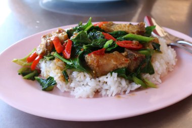 Kızarmış domuz eti ve fesleğenli pilav..