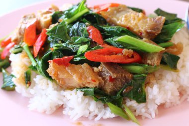 Kızarmış domuz eti ve fesleğenli pilav..