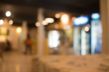 Restoranın içi soyut geçmişiyle bulanık.