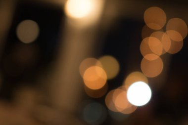 Restoranın içi soyut geçmişiyle bulanık.