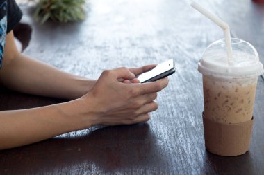 Cep telefonu kullanan, internetten alışveriş yapan bir kadının elleri..