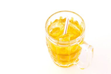 Beyaz arka planda buzlu kasımpatı çayı..