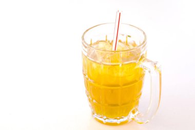 Beyaz arka planda buzlu kasımpatı çayı..