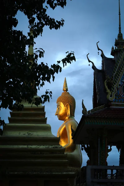 Goldene Buddha Statue Freien Thailands Tempel Bei Sonnenaufgang Mittag — Stockfoto