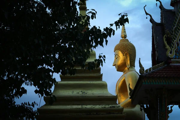Goldene Buddha Statue Freien Thailands Tempel Bei Sonnenaufgang Mittag — Stockfoto