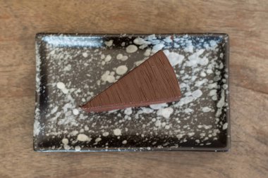 Tahta masaya dilimlenmiş çikolatalı keki kapat..