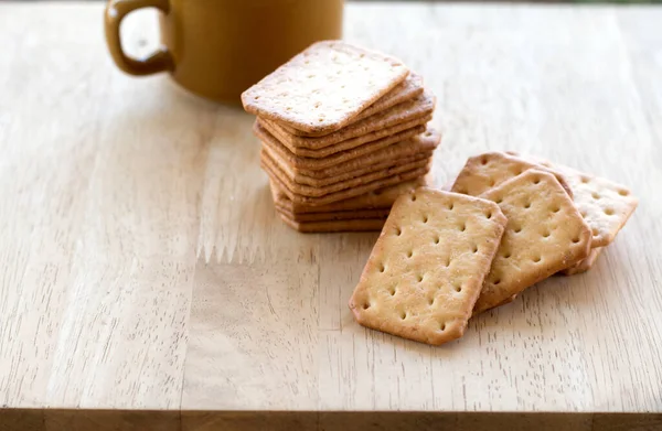 Biscotti Cracker Latte Serviti Con Caffè Caldo Sulla Scrivania Legno — Foto Stock