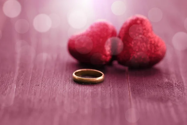 Concetto San Valentino Rosso Decorare Cuore Con Anello Oro Sfondo — Foto Stock