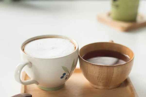 Feche Uma Xícara Café Quente Com Leite Mesa Branca — Fotografia de Stock